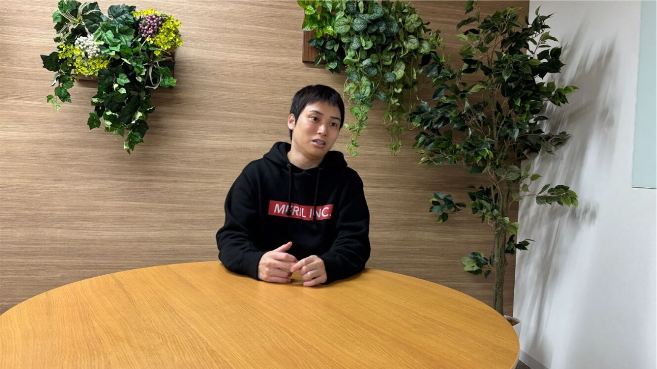 インタビューを受ける株式会社メリル 代表取締役 中島大介氏(なかじ)