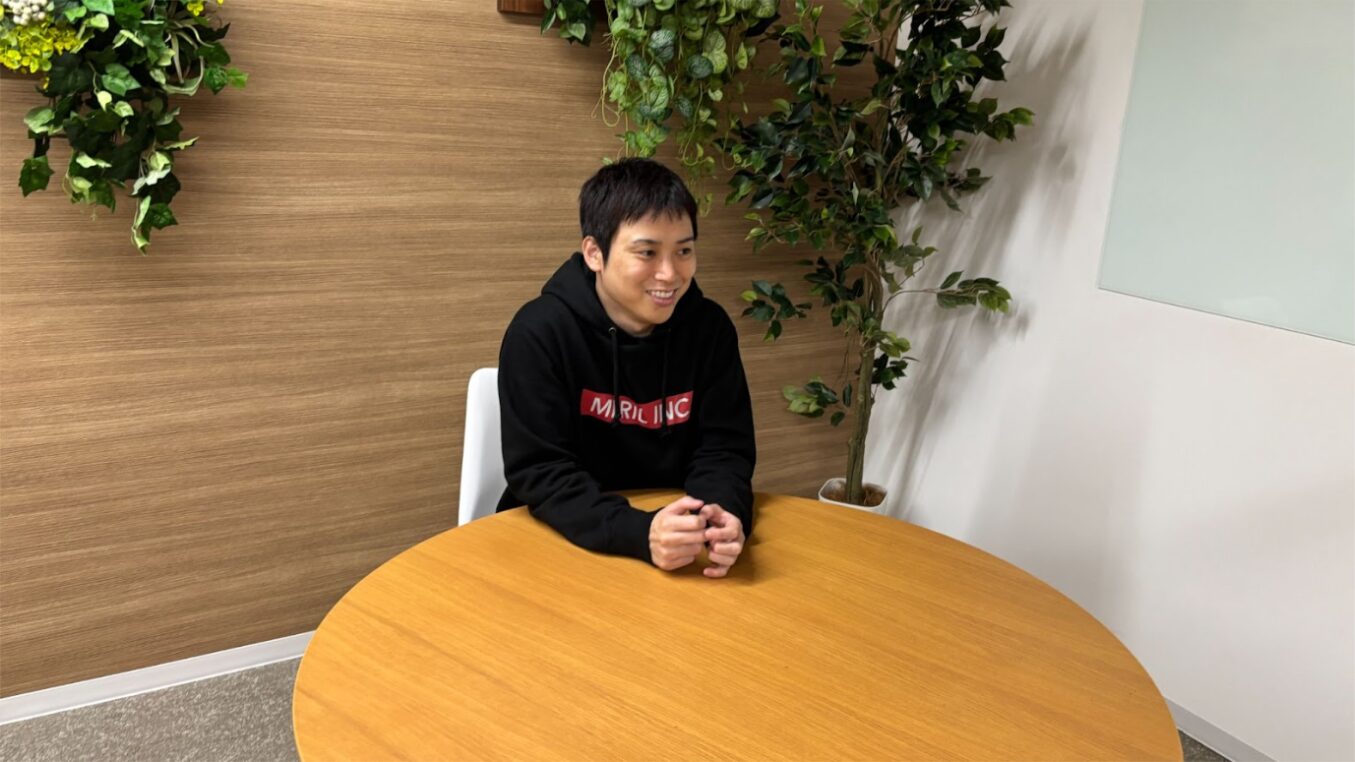 インタビューを受ける株式会社メリル 代表取締役 中島大介氏(なかじ)