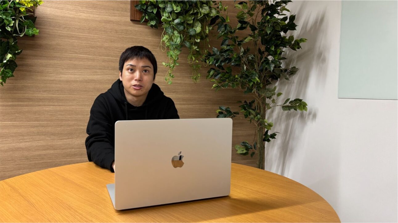 インタビューを受ける株式会社メリル 代表取締役 中島大介氏(なかじ)